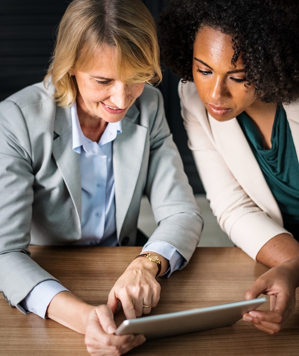 businesswomen-using-digital-tablet_freepik