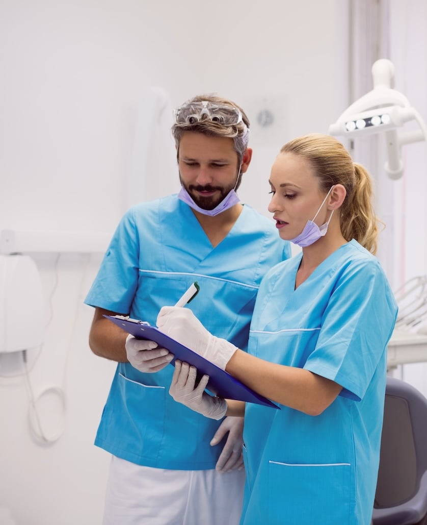dentists-interacting-with-each-other_magnific