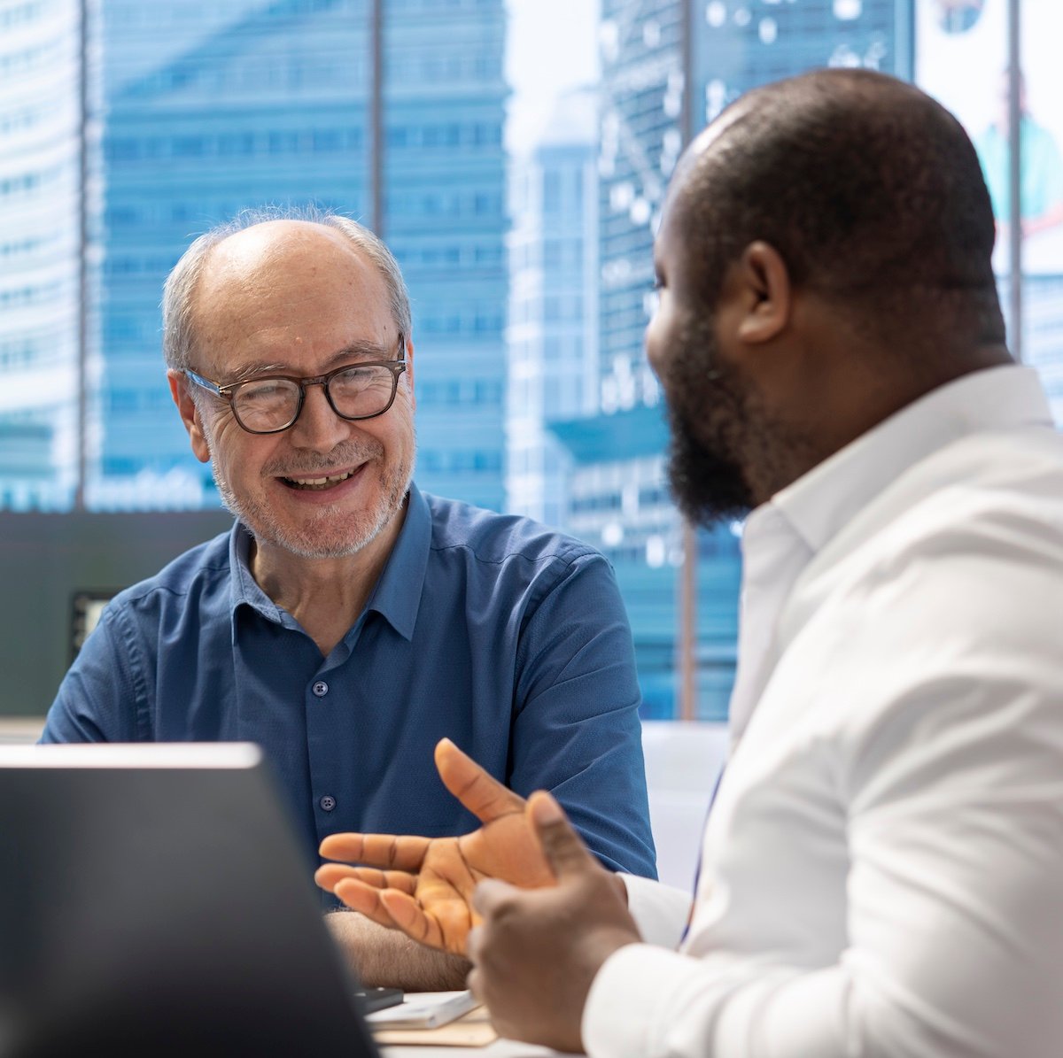 discussing-with-professional-banker_freepik