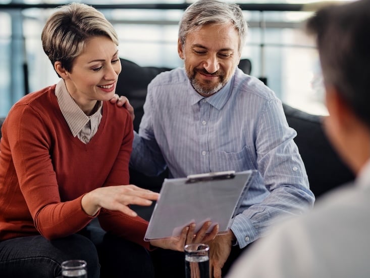 couple-going-through-meeting-with-financial-advisor magnific